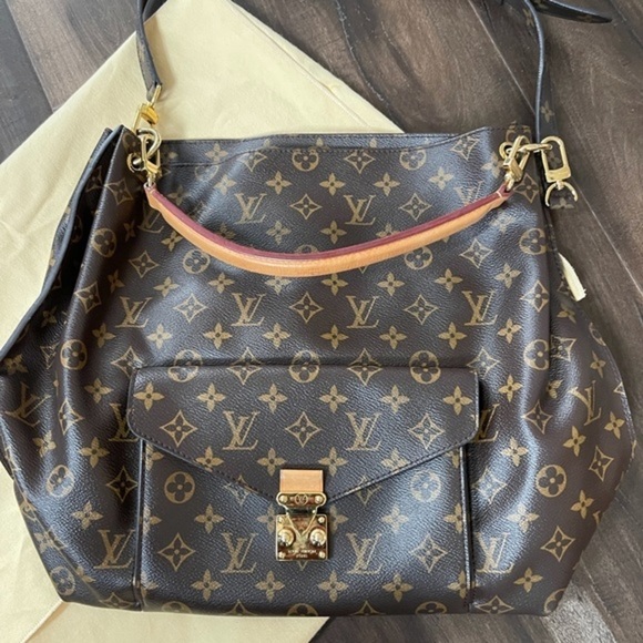 Louis Vuitton Métis Hobo - Picture 3 of 10